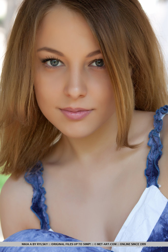 Teen Nikia A Visage Souriant Glamour Extérieur Robe Strip