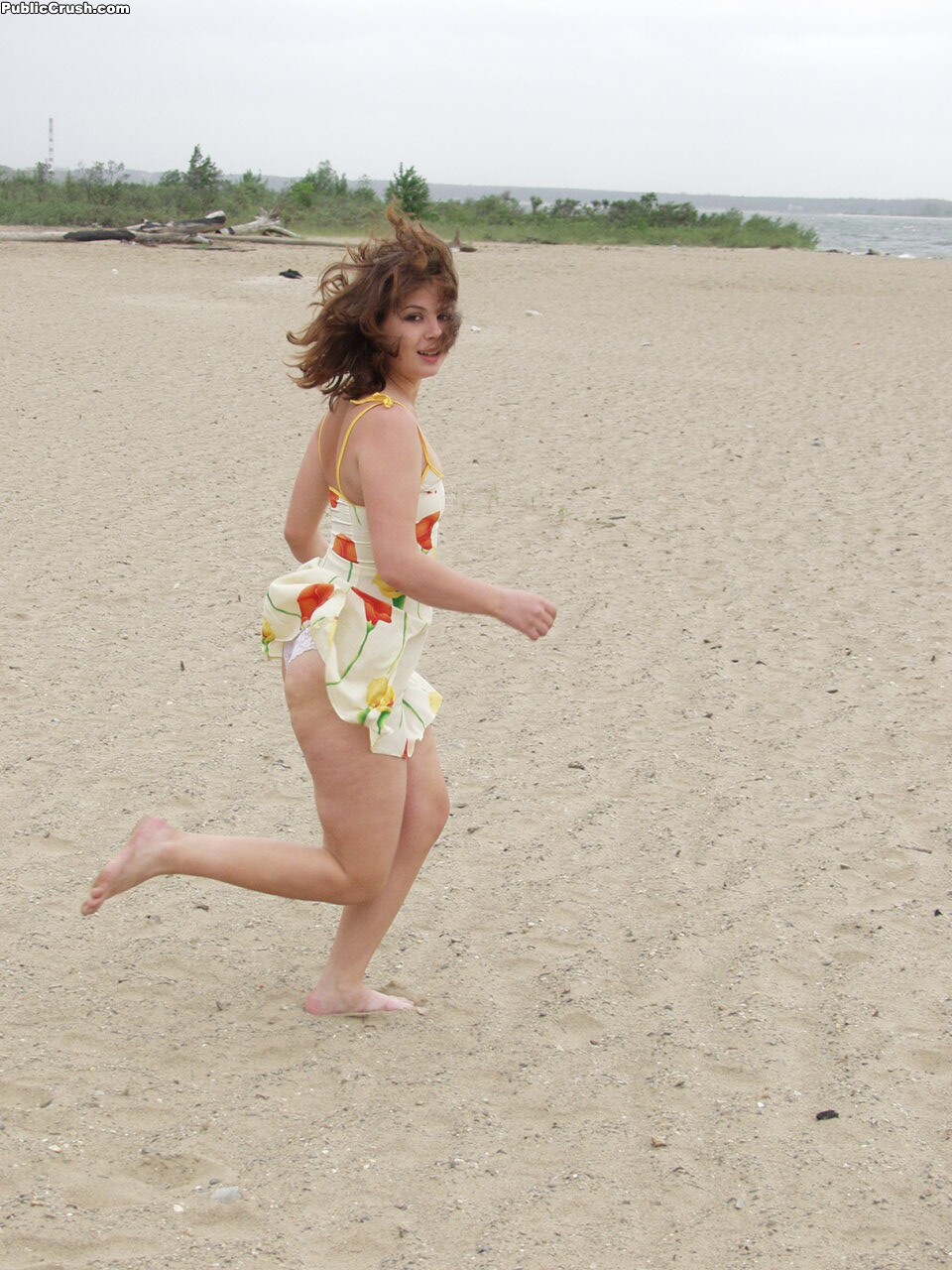 فتاة بيضاء تدخل المحيط قبل أن تكشف عن ثدييها وفرجها