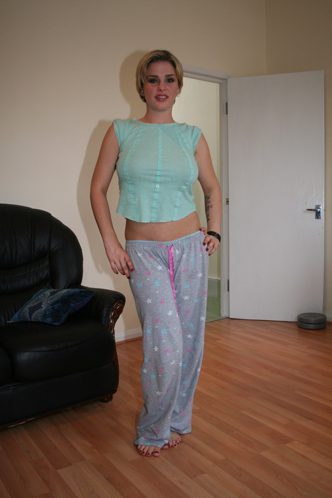 可愛い金髪の巨乳フェイク美女イザベル・ディーンが後ろの愛の穴にチンポを受け入れる