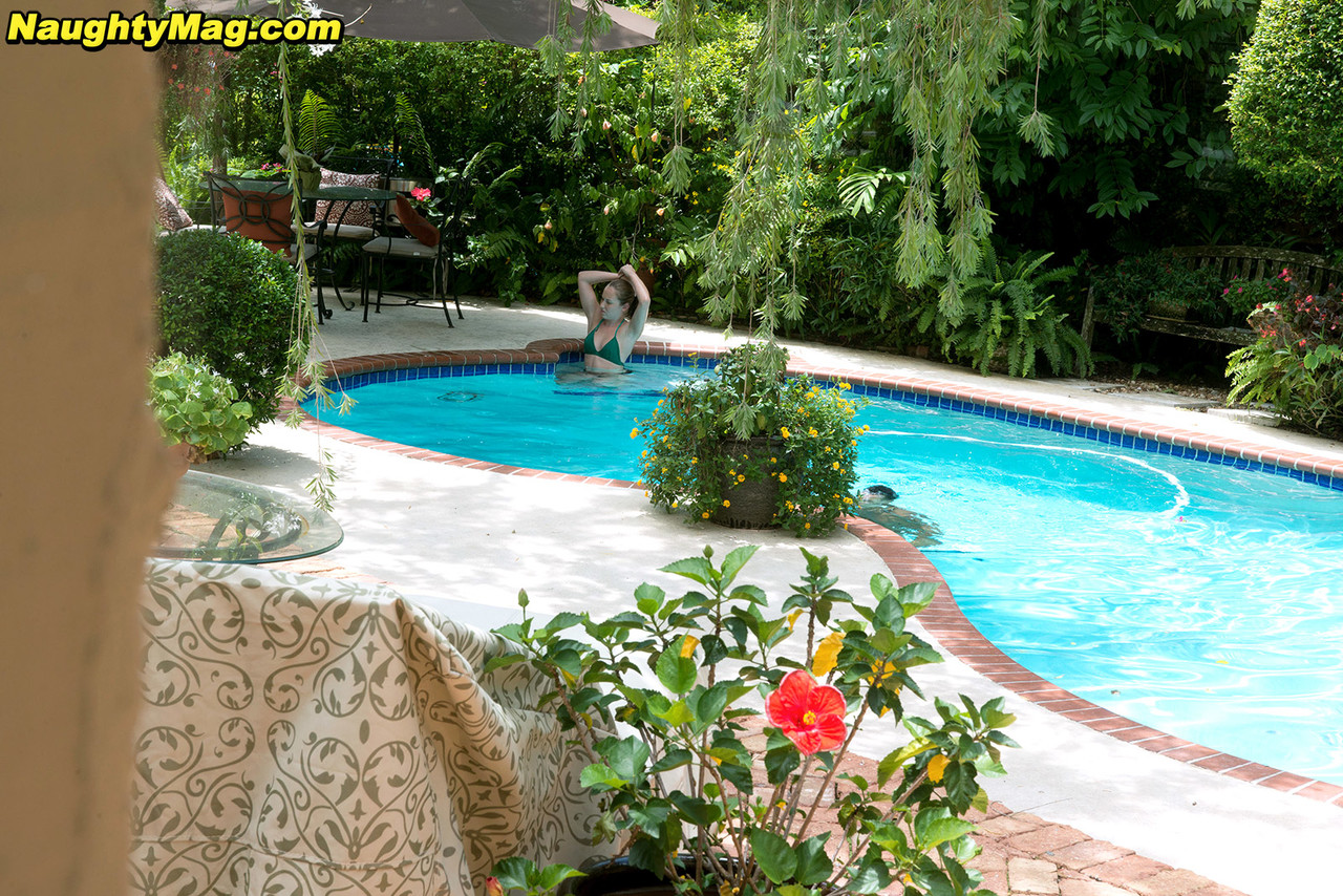 ティーンアマチュアチャーリー・マーベリック水着を脱がされてエッチする前