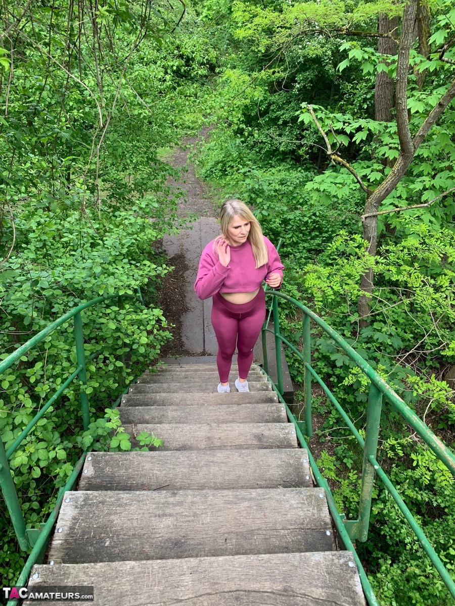 素人スウィート・スージーが歩道橋でお尻とおっぱいを露出