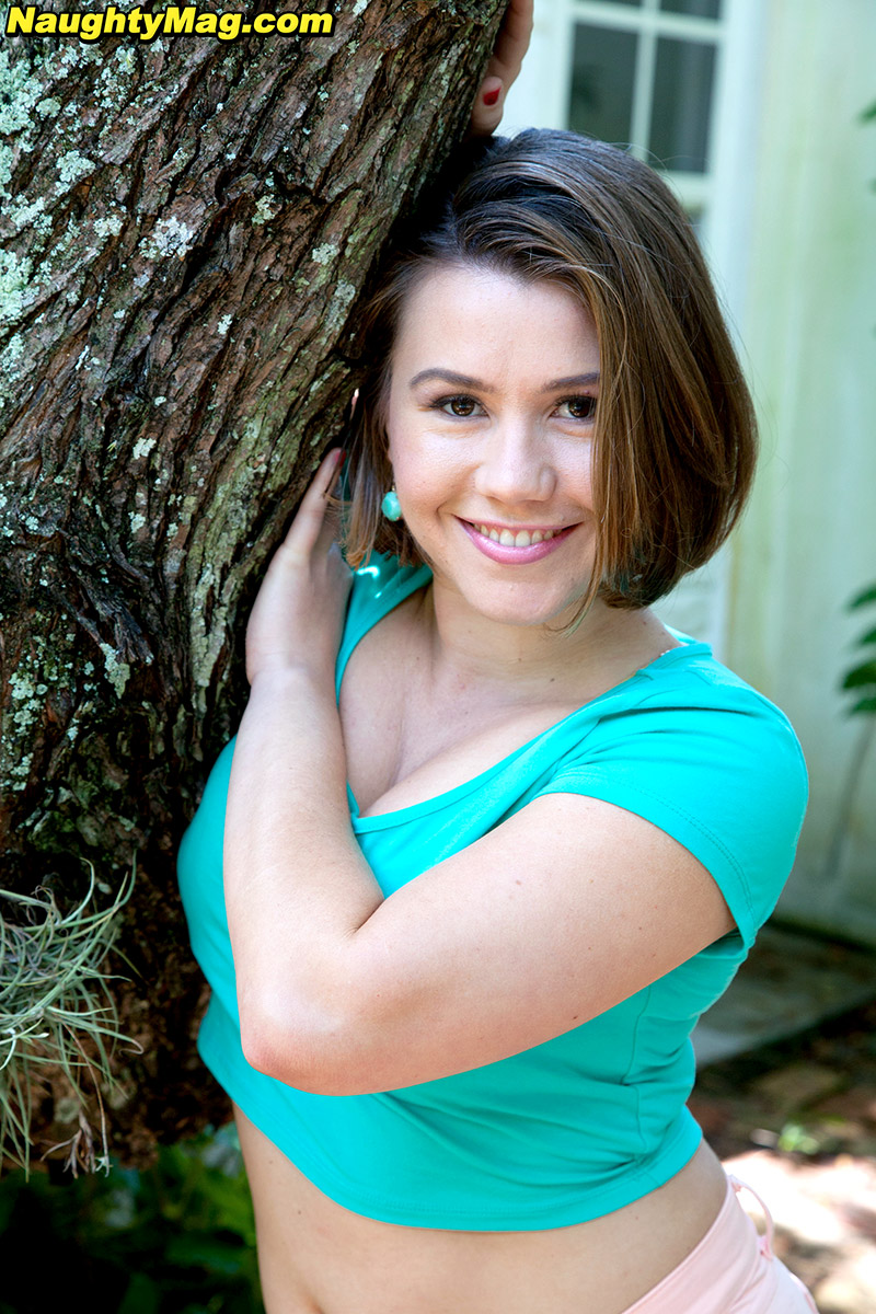 丰满的Malyca在户外炫耀她的大胸部和圆润臀部