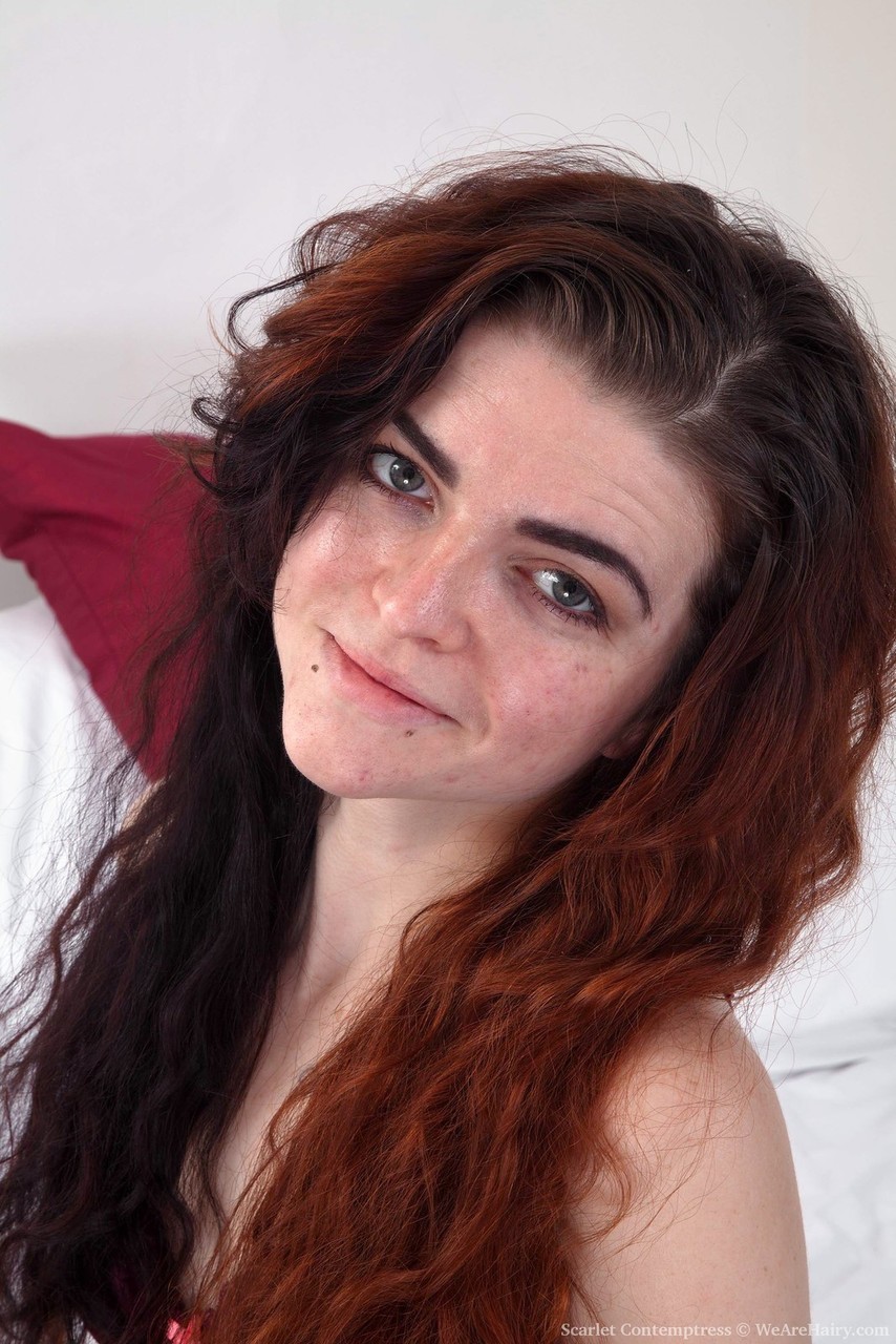 Любительская Модель Скарлетт Контемптресс Показывает Свою Природную Пизду