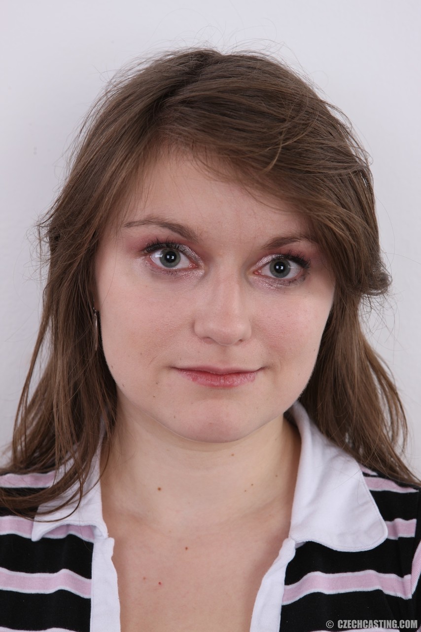 丰满的业余女孩靠墙脱衣时露出她的大天然乳房