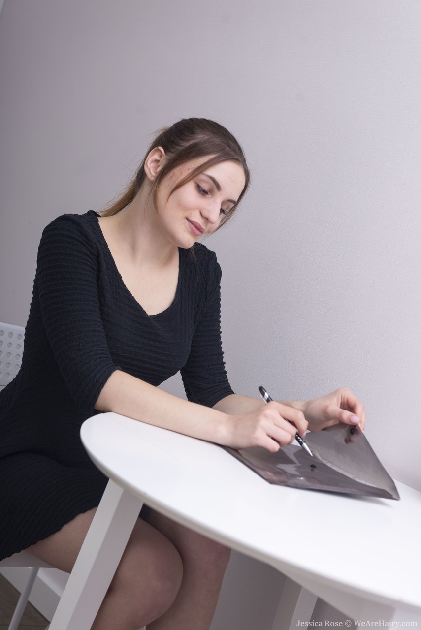 Primer Plano Da Quente Morena Jessica Rose Abandonando Sua Convidativa Buceta Peluda