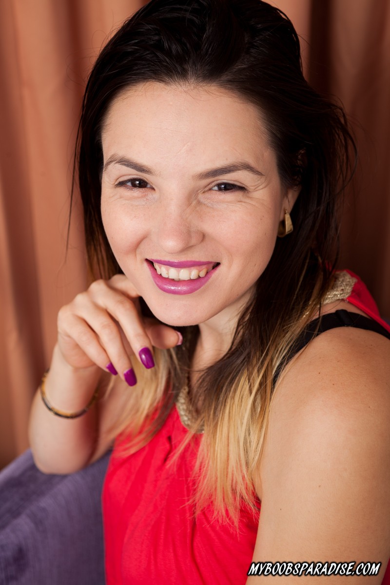 Morena De Pernas Compridas Talia Amanda Solta Seus Enormes Seios Caídos De Salto