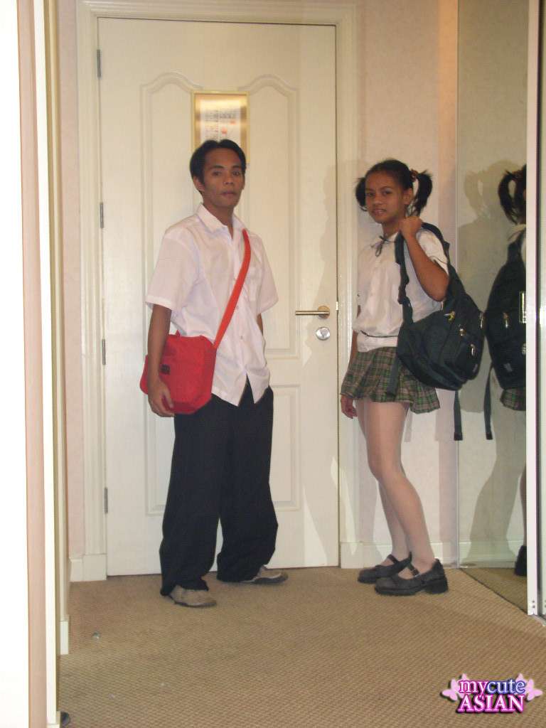 アジアの女子校生が両親のベッドの上で彼女の純粋な顔に精液を出される