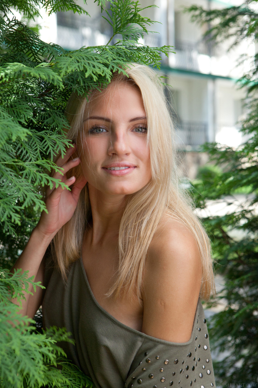 आकर्षक सुनहरे बालों वाली जेमी A बाहर कपड़े उतारकर और नंगी पोज़ देती हुई