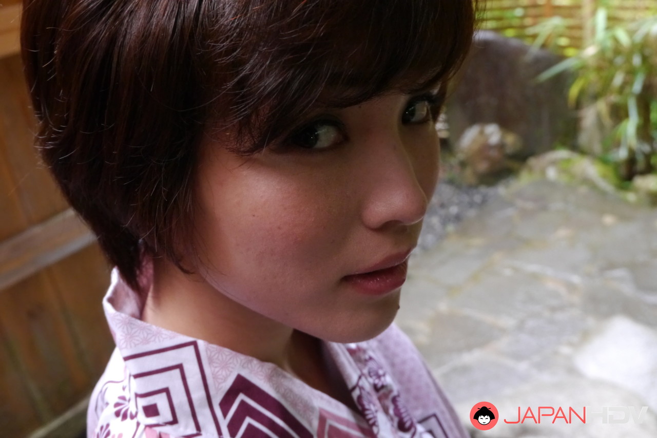 Japanese Girl Hasumi Gives Steamy Blowjob While Hot Tubbing