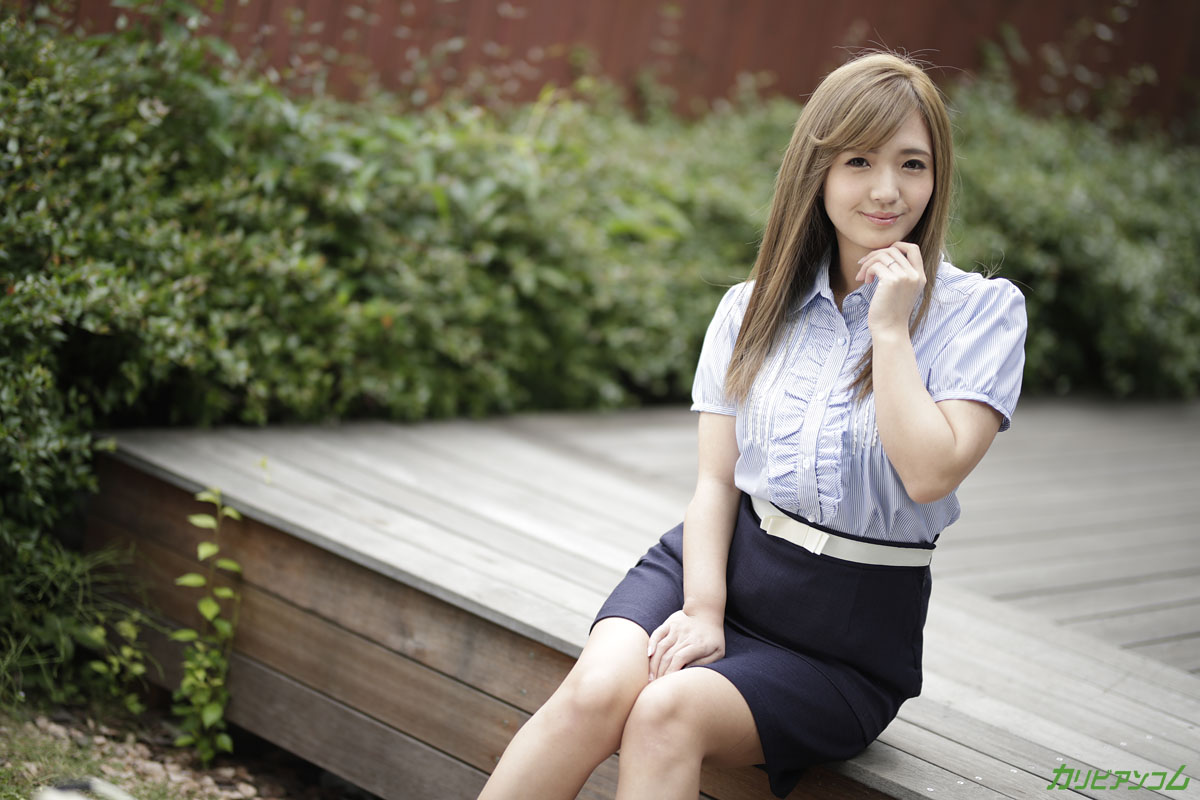 هانا أوياما، الزوجة الآسيوية الساخنة، تستمتع بالجنس الوحشي وتتلقى نصف داخل كسها المشعر