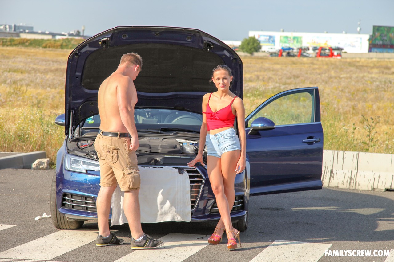 Morena Jovem Nicole Love Tem Troca De Casais Ao Ar Livre Com Homens Idosos