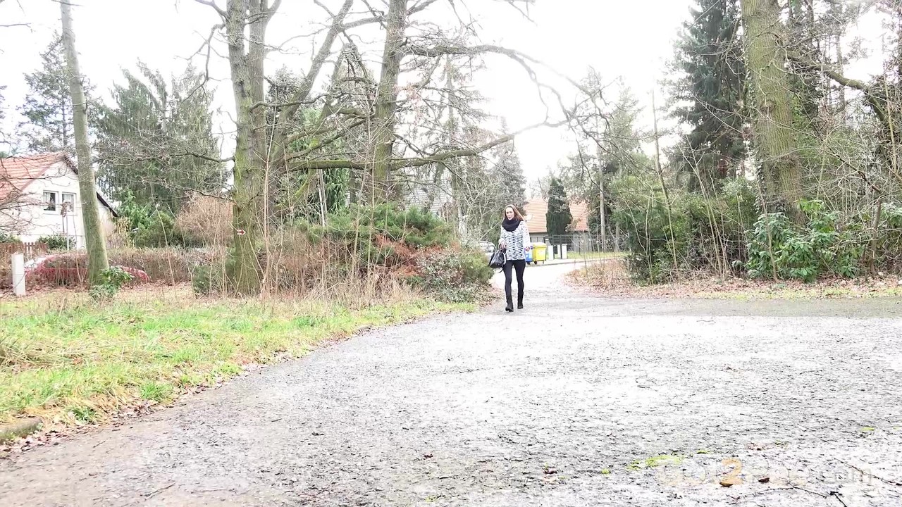 सिंथिया वेलोन्स मिल्फ काले लेगिंग्स नीचे खींचने के बाद पेड़ के खिलाफ पेशाब करती हुई