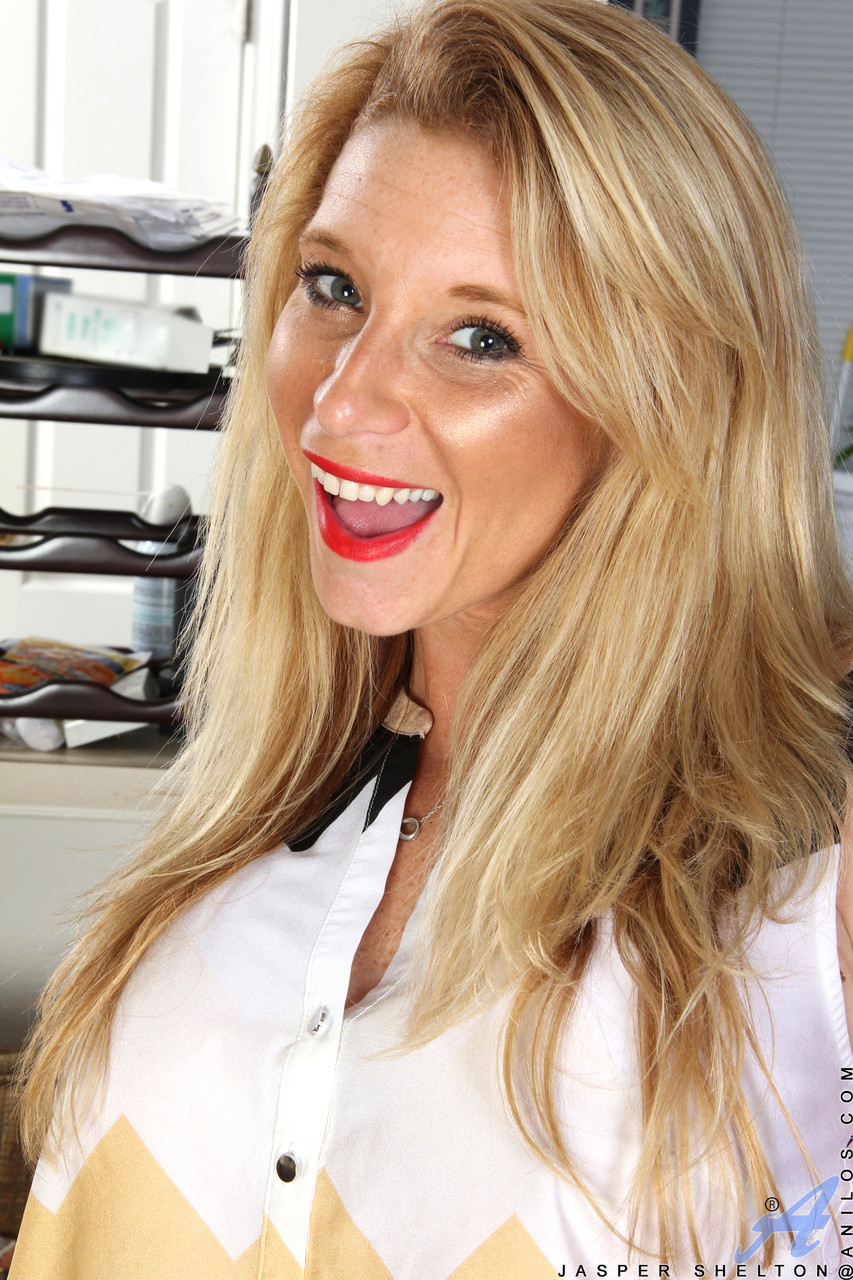 誘惑の熟女ジャスパー・シェルトンが巨乳と甘いマンコを露出