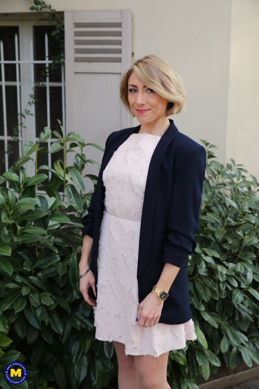 成熟的法国女性戴着胸罩和肤色丝袜骑在阴茎上