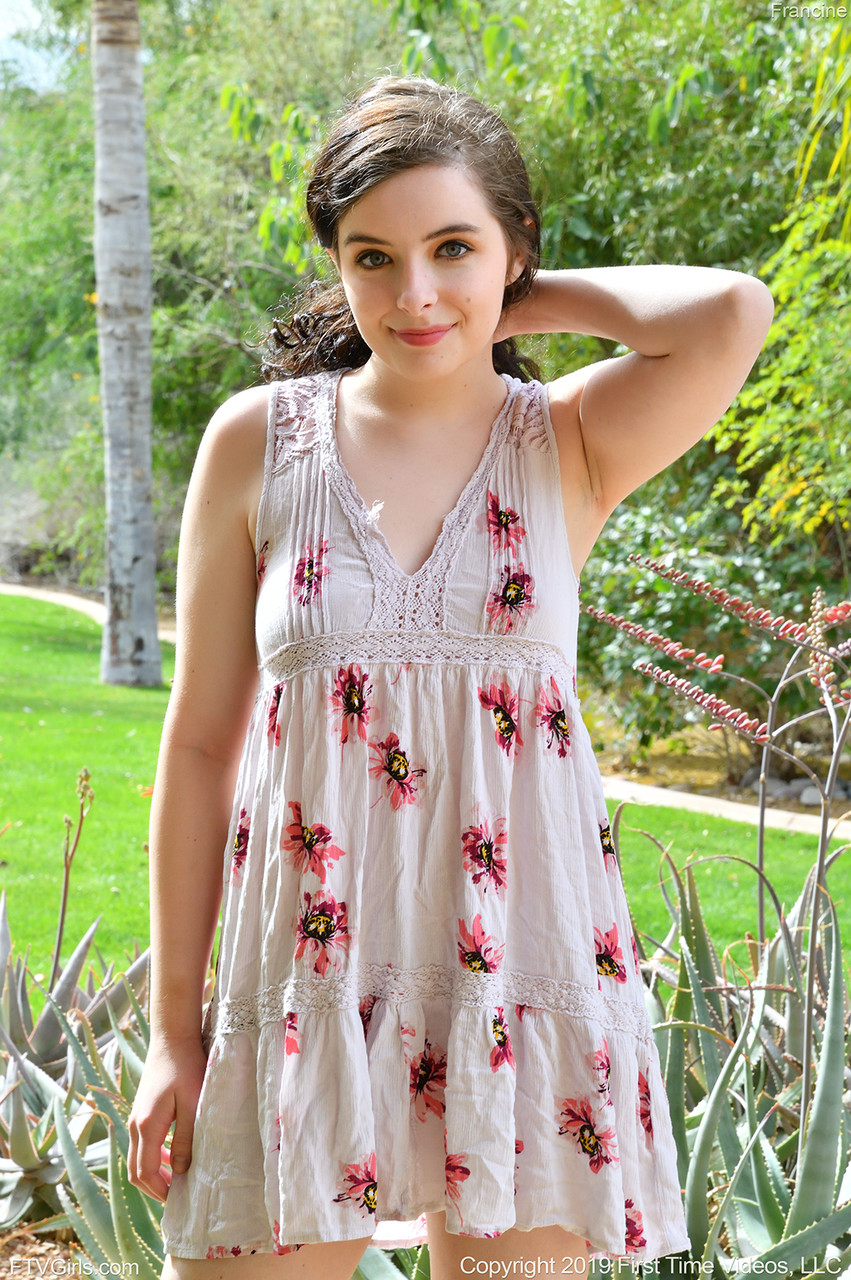 Francine Em Lingerie Empurra Dildos Enormes Para Dentro Da Sua Buceta Rasída