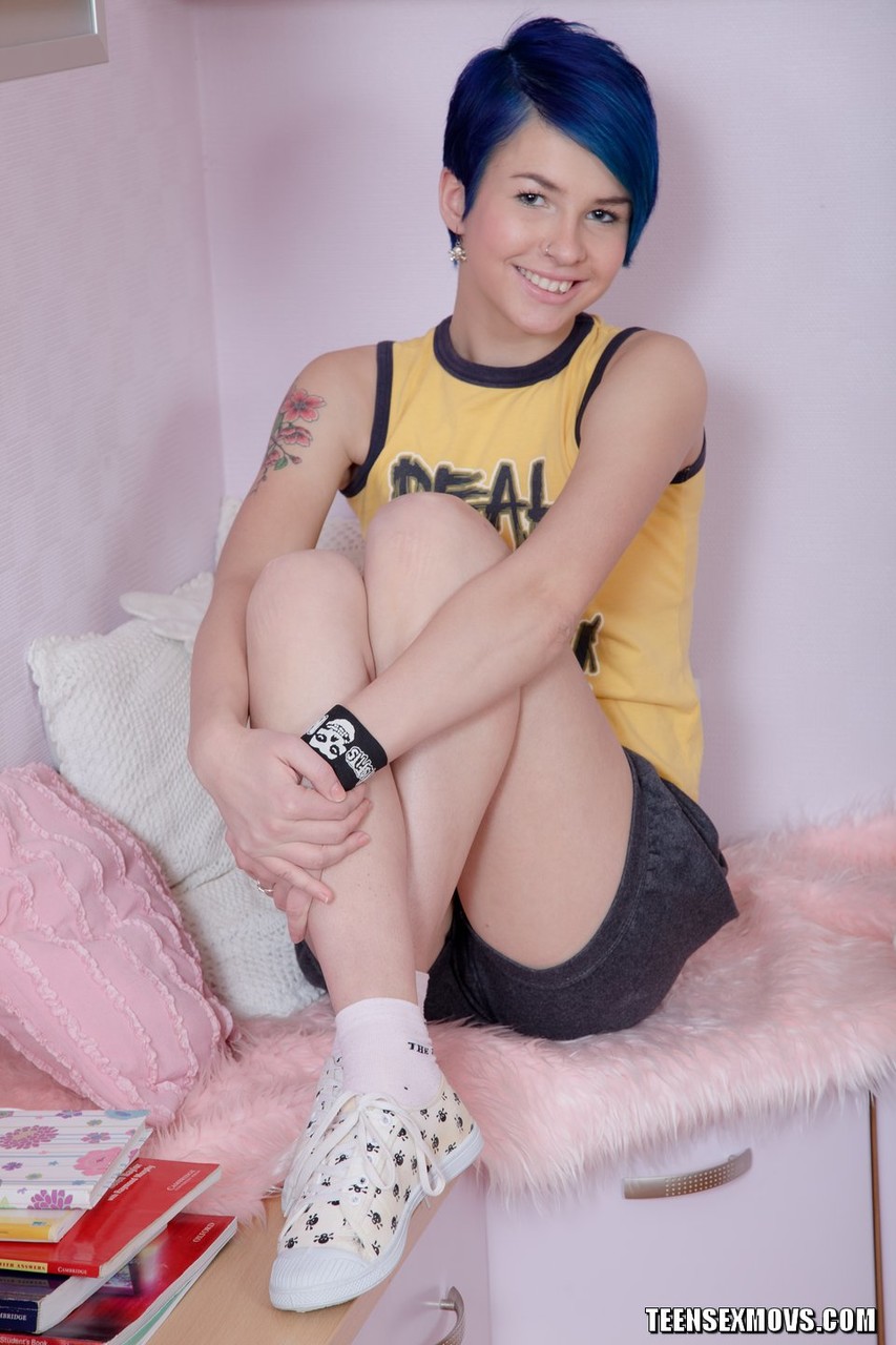 A Adolescente De Cabelo Azul Ebba Faz Com Que Sua Boceta Inocente Seja Brincalhona E Transada Por Um Colega De Turma