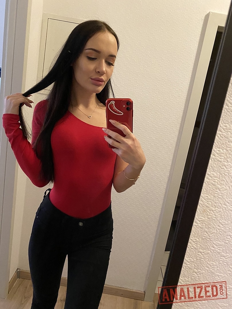 セクシーな唇のロシア人ティーンが服を脱いで自撮りしながら裸でポーズを取る