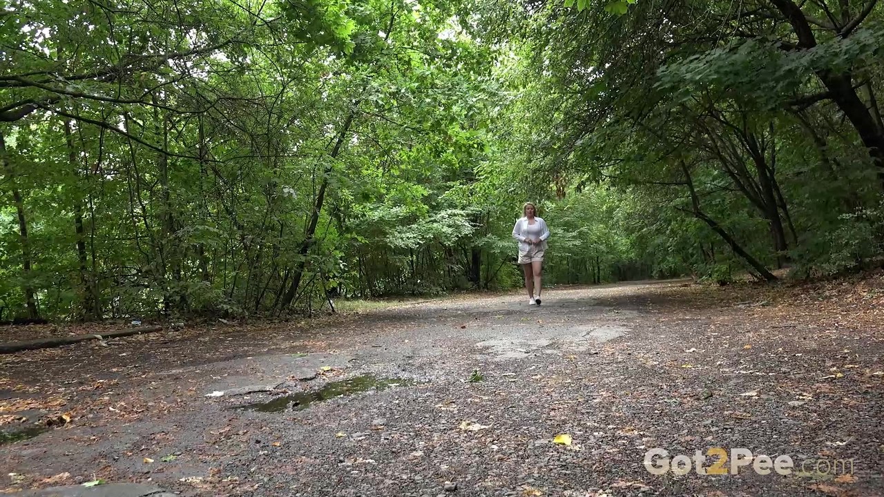 金髪のニッキー・ドリームが濡れた舗装に小便する