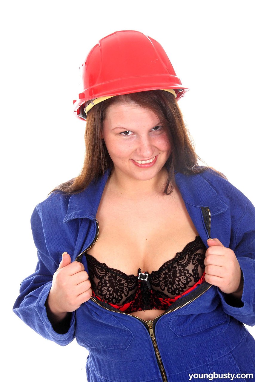 性感消防员辛迪 H 脱下制服并玩弄她的大胸部