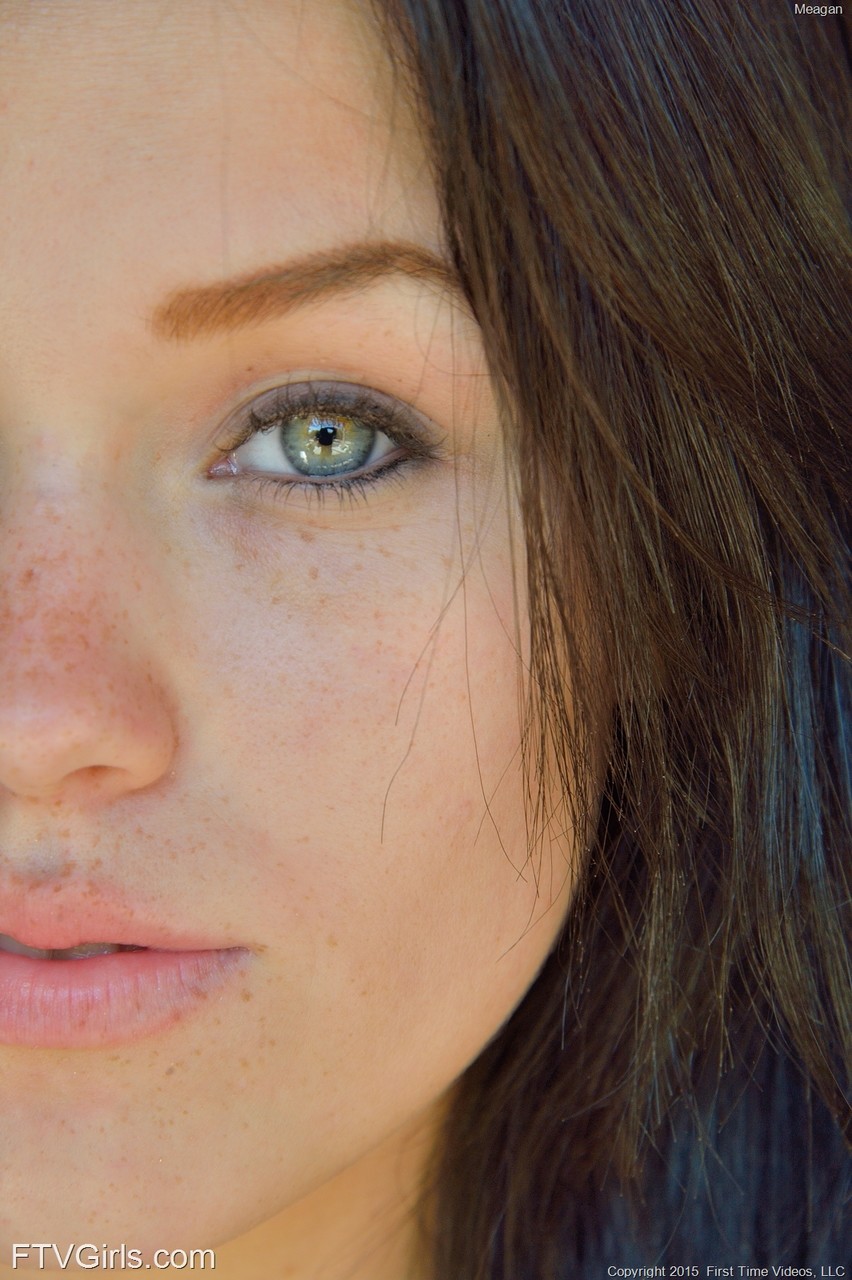 Novata De Olhos Verdes Meagan Coloca Os Dedos No Cu Enquanto Tira Toda A Roupa