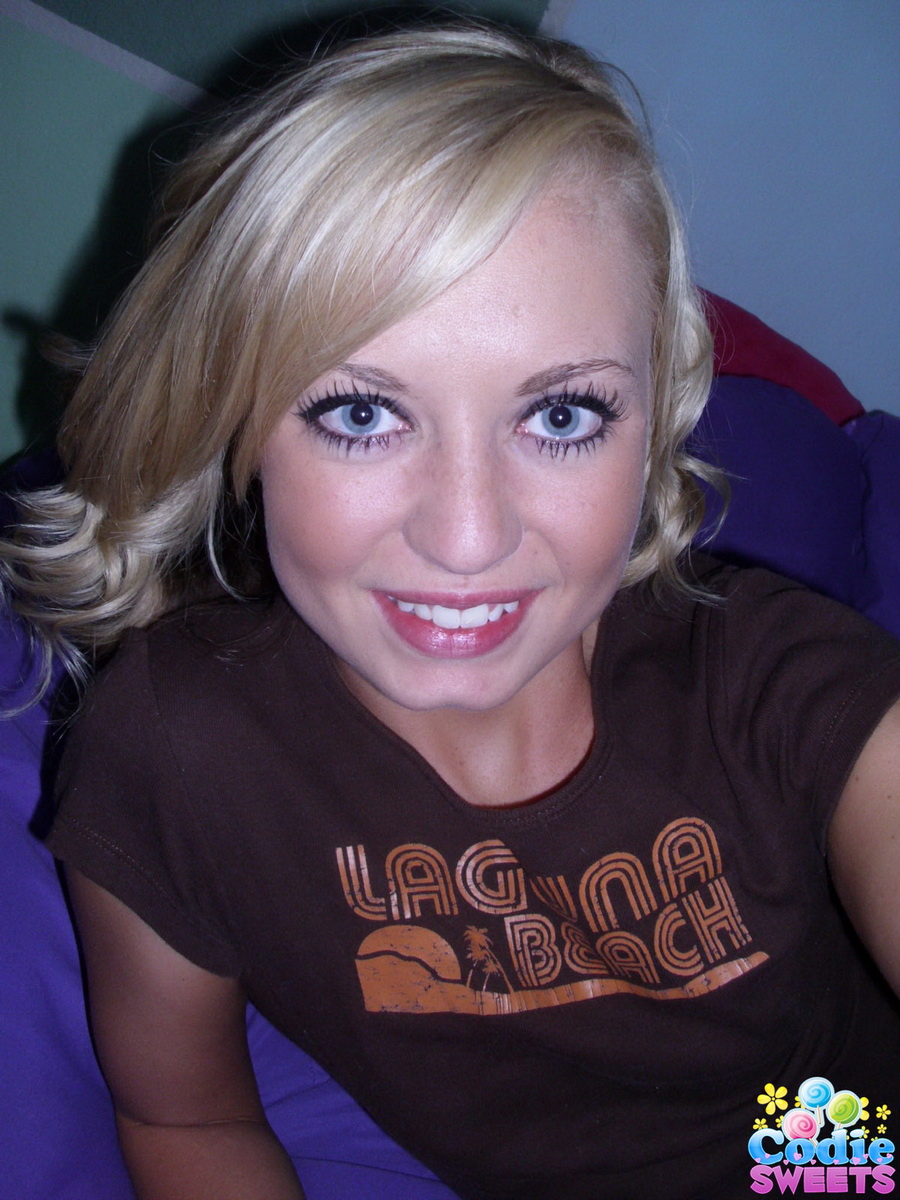 可愛い金髪のコディ・スウィーツがベッドで全裸になって自撮りを撮る