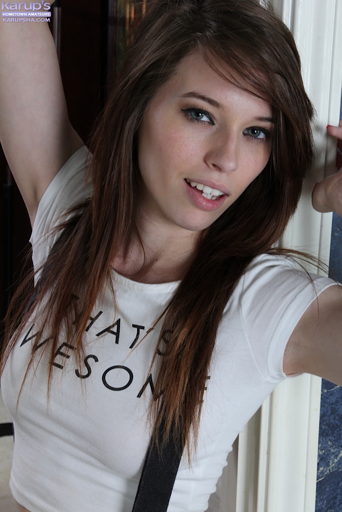 Красивая Девушка Сьюзи Рэндольф Позирует В Белой Рубашке И Очень Коротких Шортах