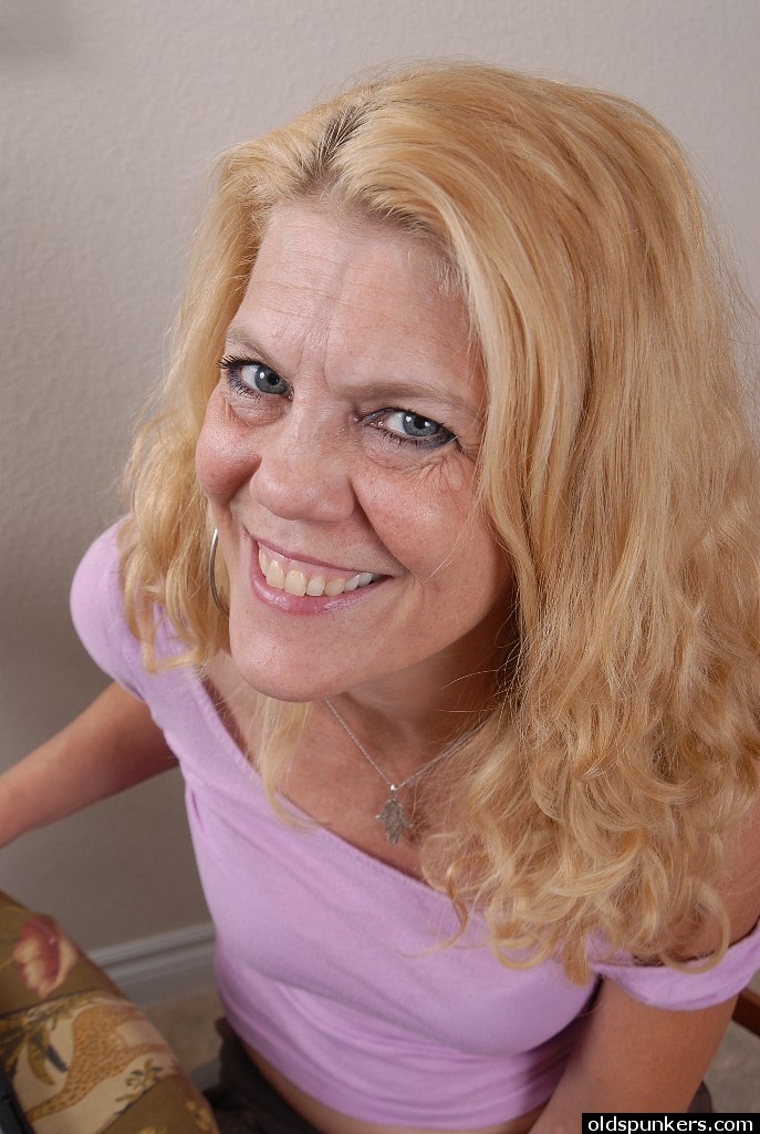 Close-Up De Lori Loira Madura Nua Na Cozinha