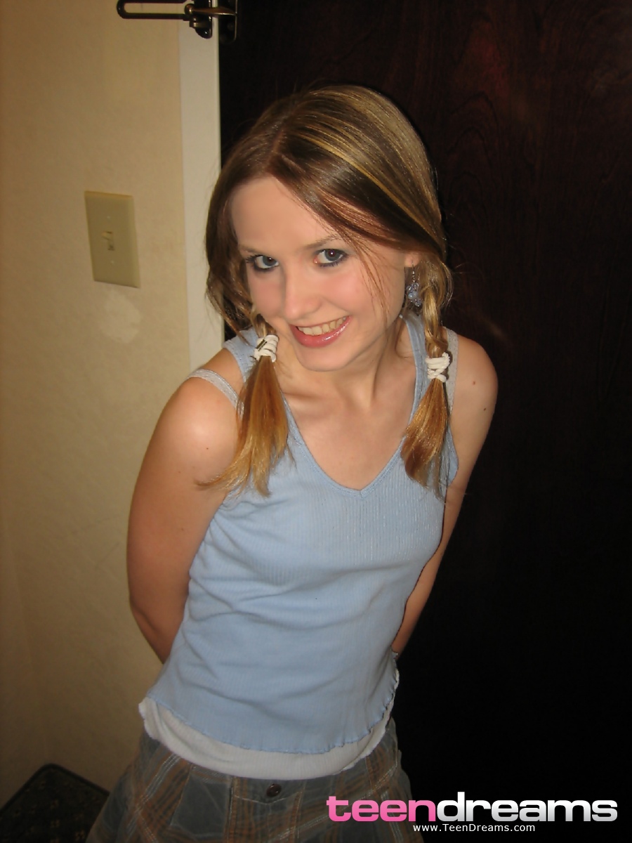 Adolescente Kitty Kim Se Déshabille Derrière La Porte De La Chambre D'hôtel