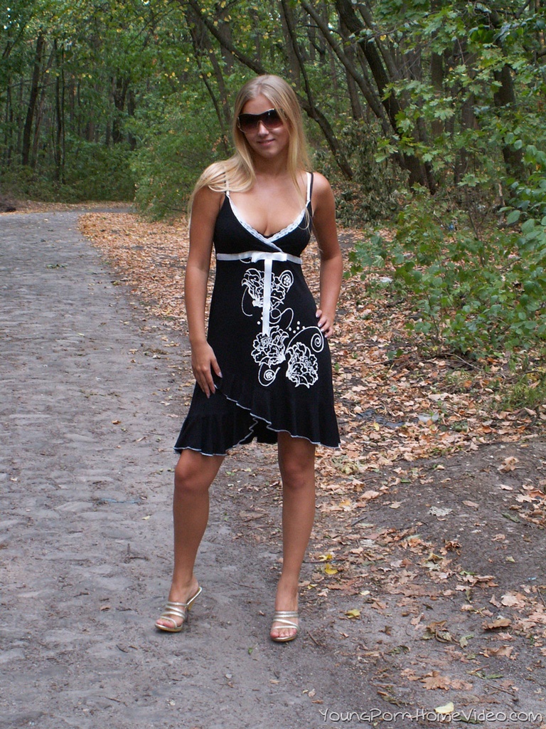 Молодая Блондинка Полностью Обнажается На Грязной Тропе, Ведущей К Воде