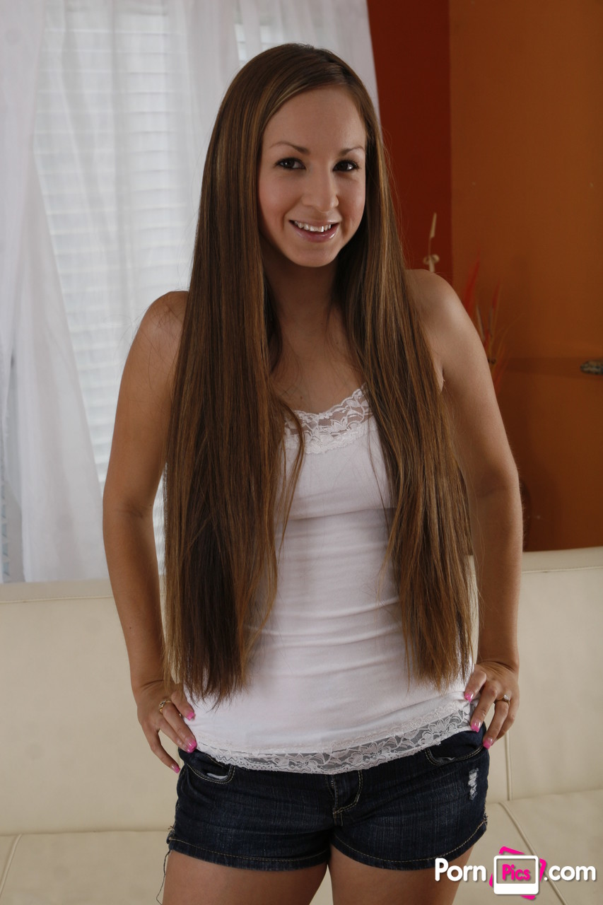 可愛い素人十代ソフィア・クルーズが大きなお尻と小さな胸を一人で披露