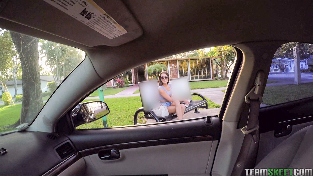 POV पिकअप गर्म ब्रूनेट टीन के लिए बैकयार्ड ब्लोजॉब और डॉगीस्टाइल