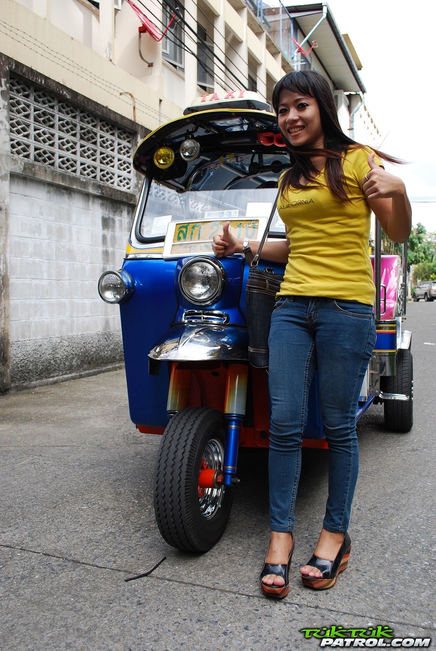 ファランと女性トゥクトゥク運転手が路地でイタズラ