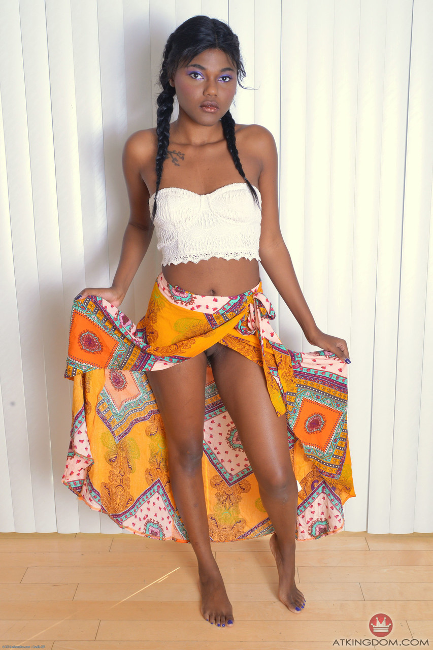 पतली एबनी शौकिया यारा स्काई स्ट्रिप्स और सोलो में अपनी चूत फैलाती है