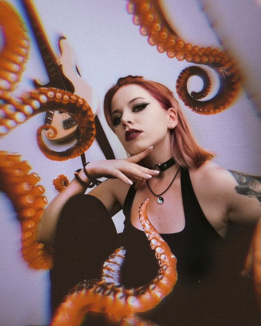 Schöne Tätowierte Schönheit Zeigt Großes Hinterteil In Heißem Couch-Tease