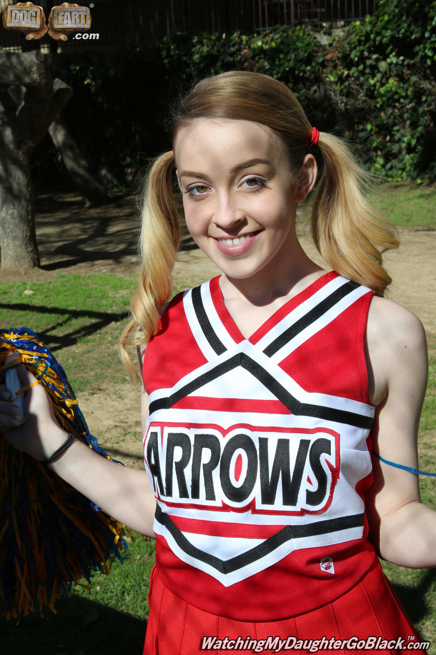 金发双马尾啦啦队少女阿莱克西娅·戈尔口交并骑乘巨黑屌