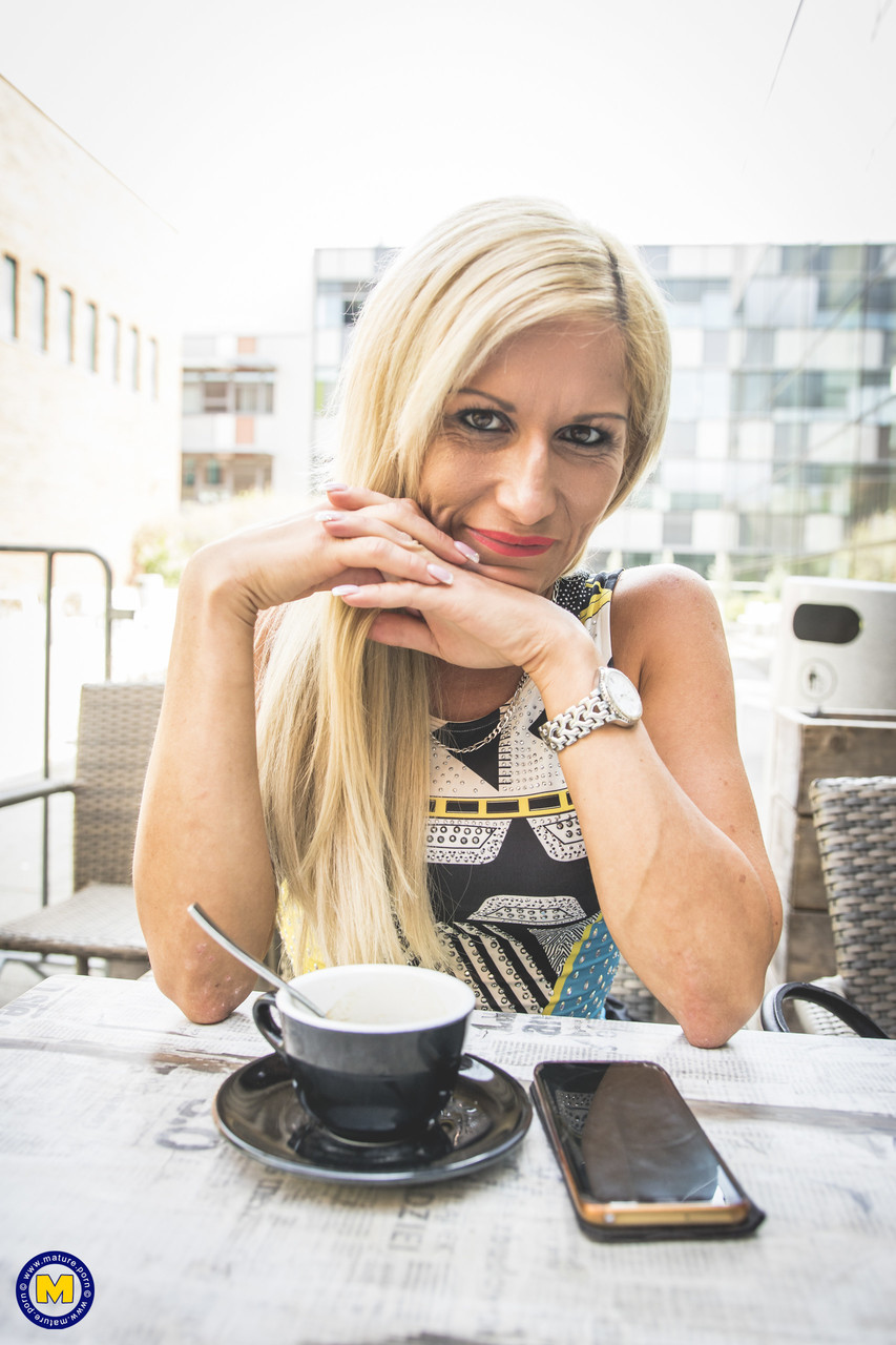 Худая Зрелая Блондинка Раздевается До Чулок Для Обнаженной Съемки