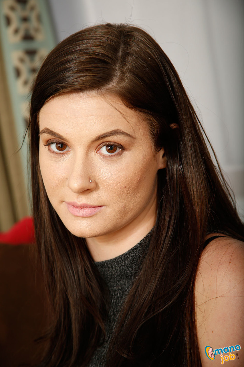 Junges Kymberlee Anne Entkleidet Sich Während Einer Manuellen Handlung In Pov