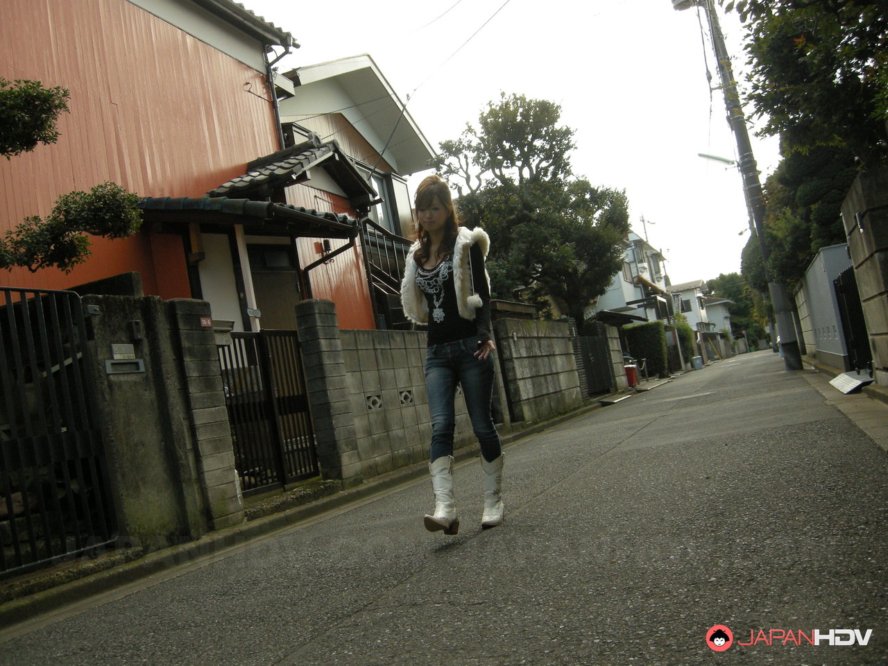 Descarada Japonesa Emiri Seo Dando Cabeza En Público Y Saboreando Esperma