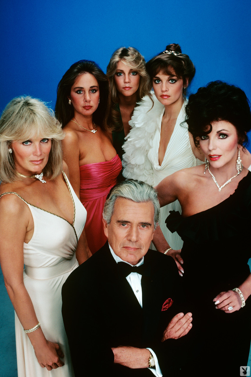 عارضة الأزياء الجذابة باميلا بيلوود تُظهر صدرها الكبير أمام القبيلة