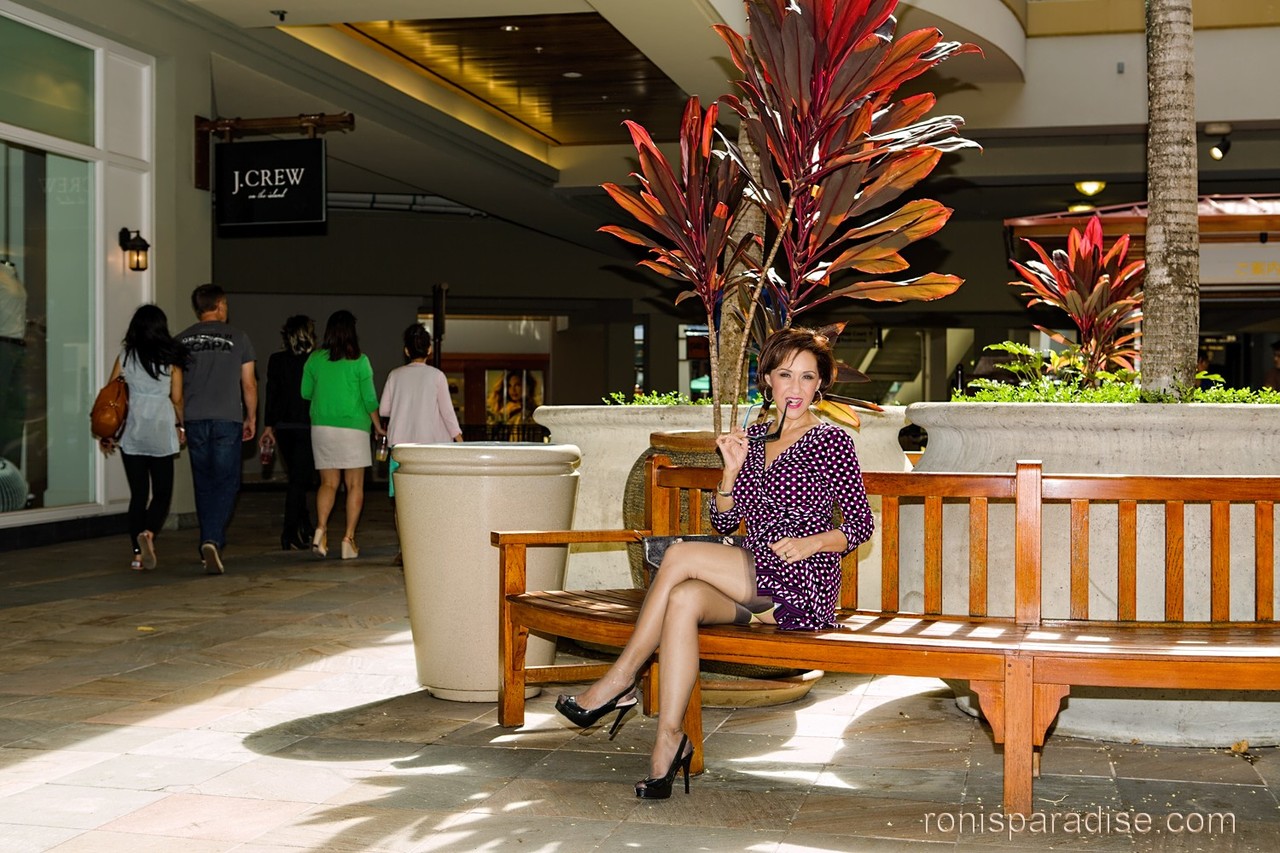 Зрелая Эксгибиционистка Показывает Свою Дикую Сторону На Улице