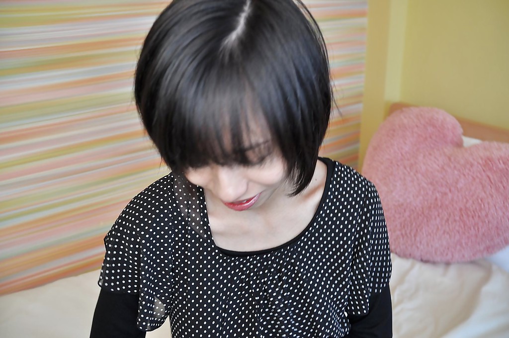 少女Masumi Miyaji展示她的毛茸茸的阴部和小小的乳房