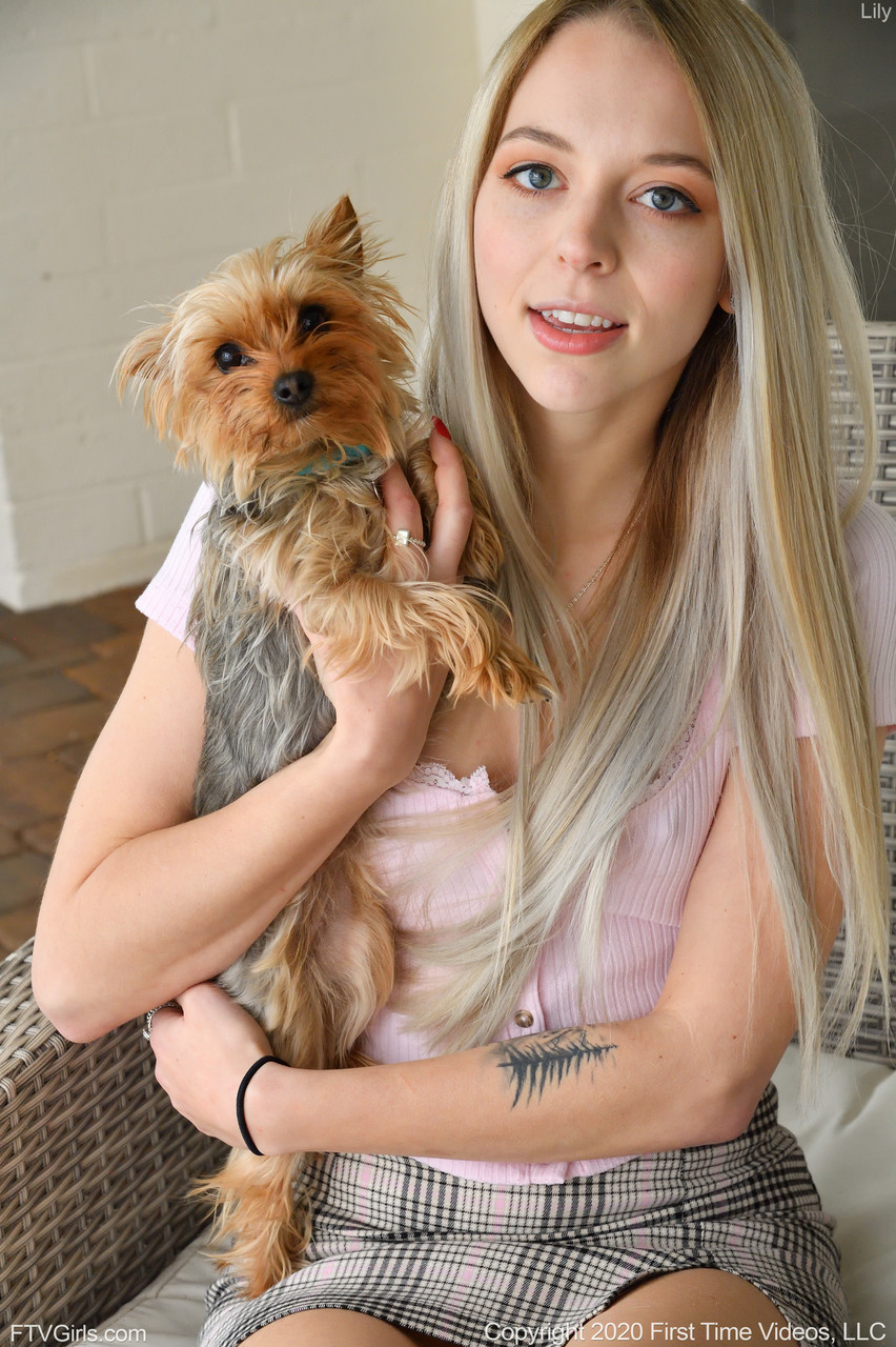 Amatrice Mignonne Lily Se Distrait Avec Sa Douce Chatte Rose Sur Le Canapé