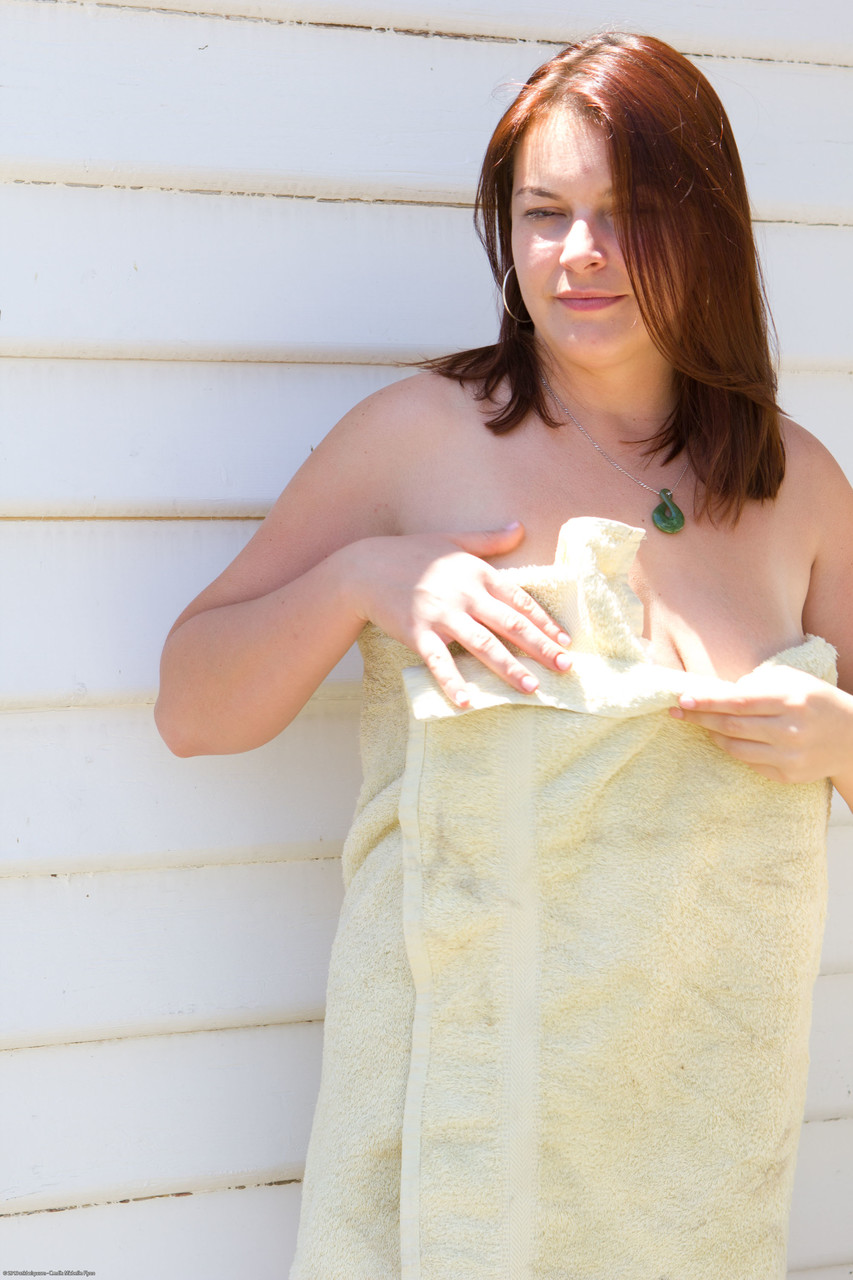 गोल-मटोल किशोरी सीकोइया बाहर बड़े स्तन और झबरी योनि के साथ खेलती है