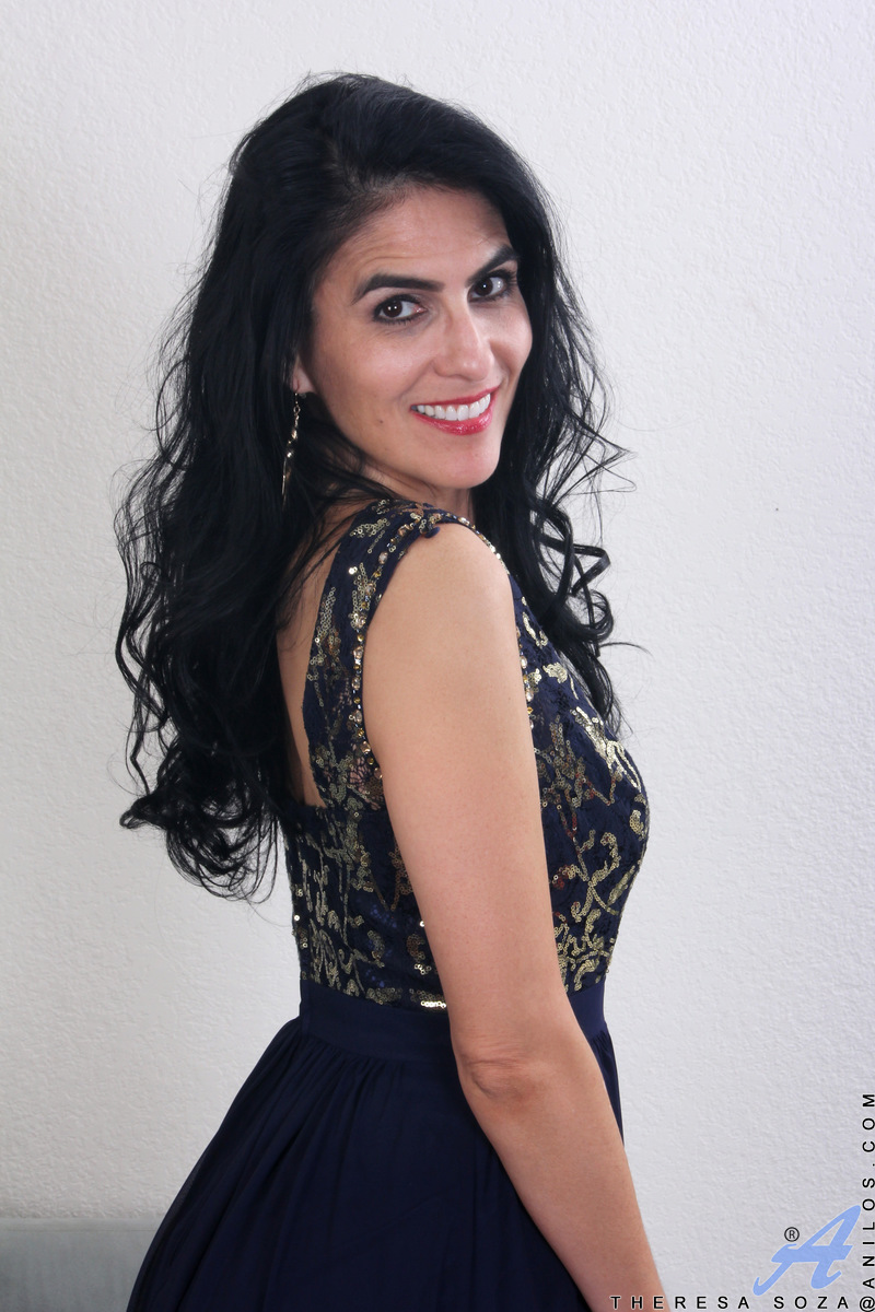 暗色の髪のアマチュアのテレサ・ソザが完全に脱いでオナニーをする前に