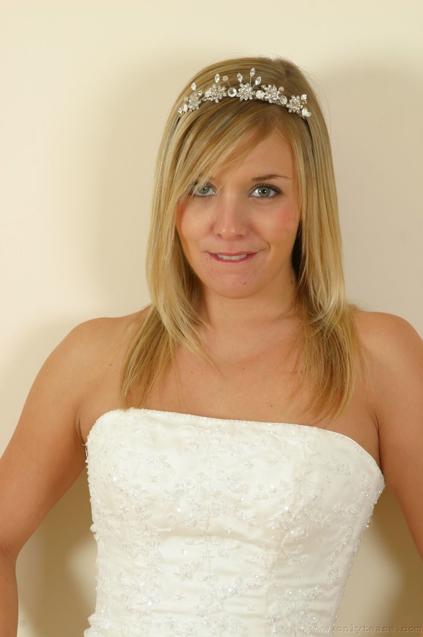 凯伦·伍德在热门色情照片中展示大胸部及更多