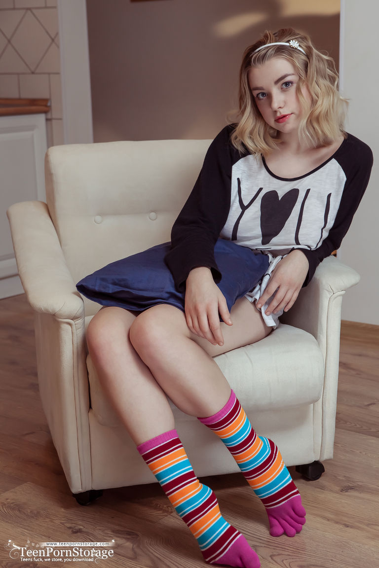 Молодая Блондинка Раздевается До Носков Затем Окунает Пальцы В Свою Пизду