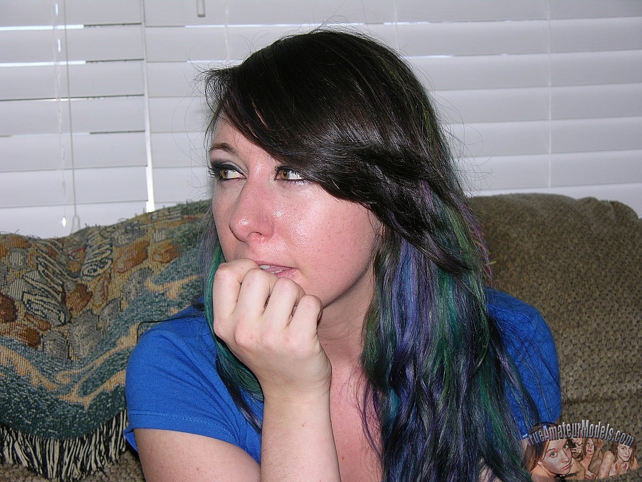 Брюнетка Любительница Показывает Свой Обнаженный Зад Прежде Чем Делать Мастурбацию