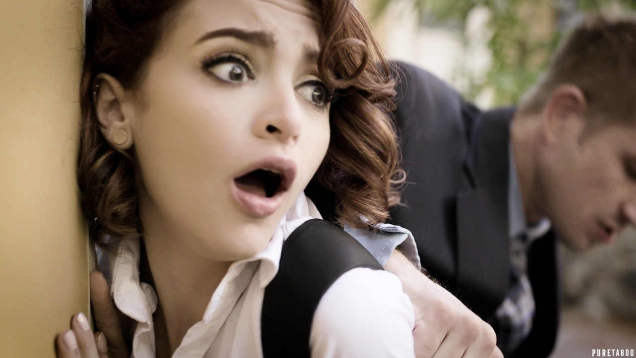 红发少女Lola Fae与继父进行激情肛交