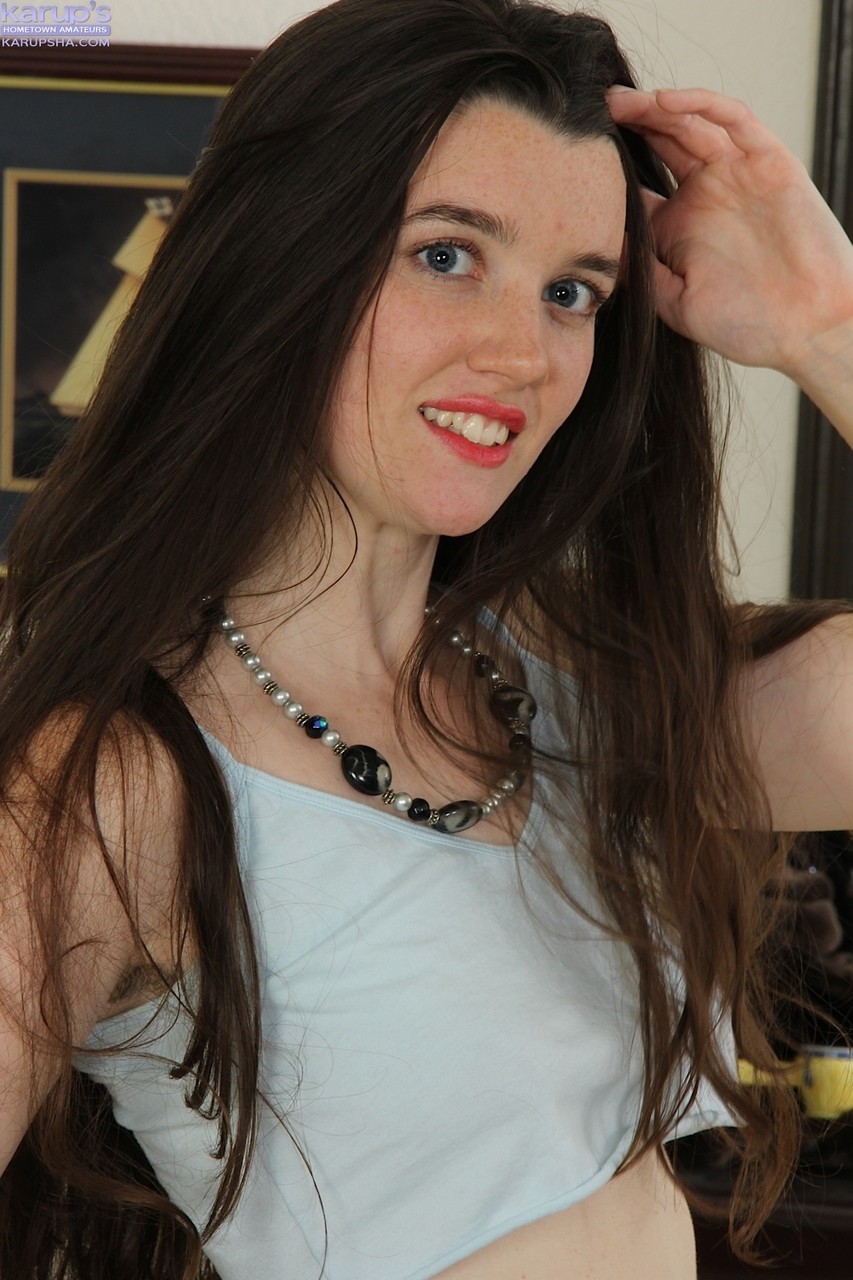 Любительница Брюнетка Габби Смит Распахивает Ноги И Показывает Причесанную Зону На Полу