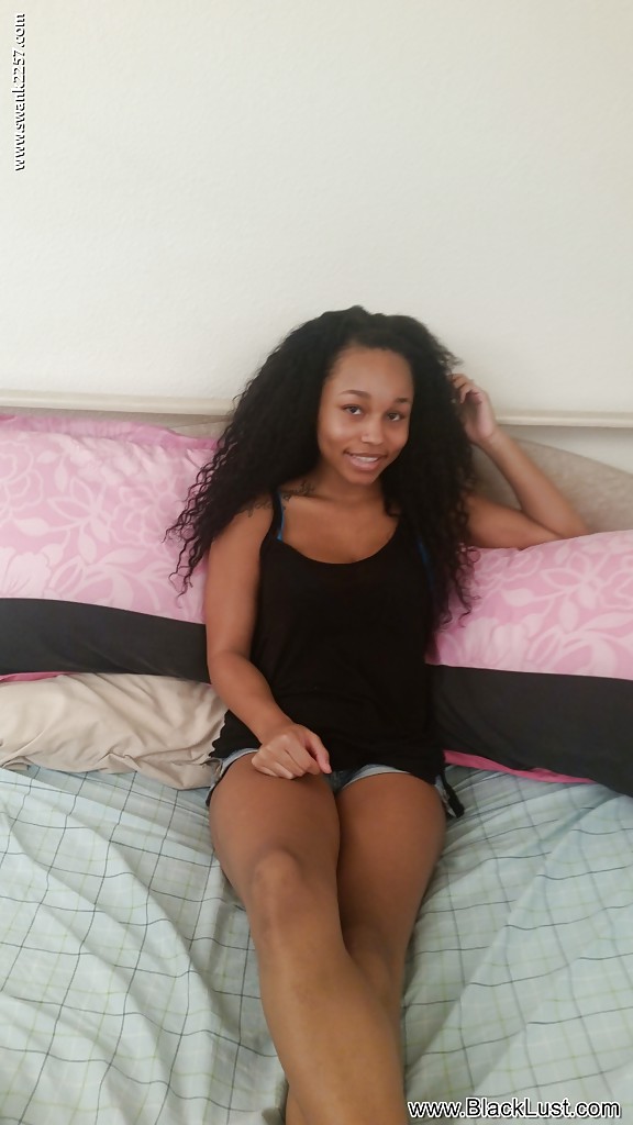 المراهقة السوداء الشابة ألانا تُظهر ثدييها الطبيعيين الأسودين أثناء الإستمناء باليد